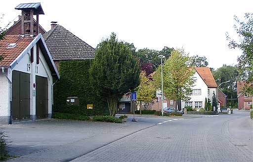 Dorfstrae mit Feuerwehrhaus in Mllingsen am 20.09.2001