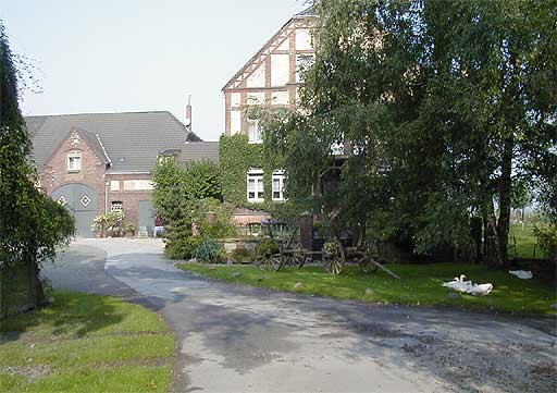 Bauernhaus und Federvieh in Willingheppen am 26.08.2001