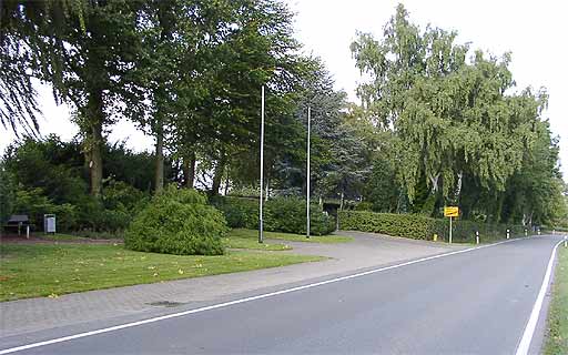 Friedhof und Kriegerdenkmal in Bergede am 20.09.2001