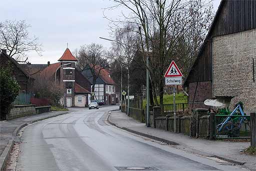 Alte Dorfstrasse mit Feuerwehrhaus in Deiringsen am 01.01.2000