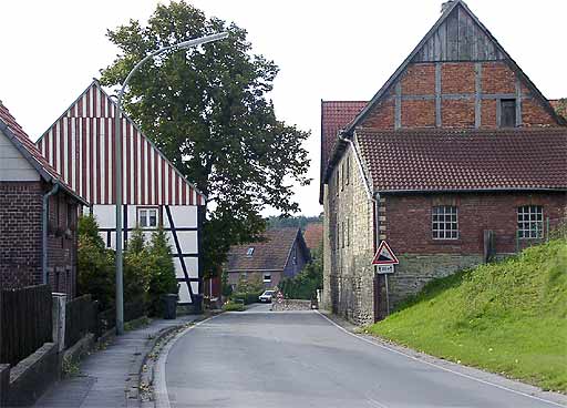 Strae - Am Denkmal in Hiddingsen am 20.09.2001