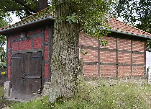 Altes Feuerwehrhaus in Katrop am 19.09.2001