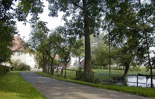 Hofgebude mit Teich in Kutmecke am 26.08.2001