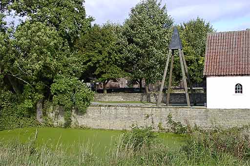 Dorfteich und Glockenturm in Ruploh am 20.09.2001